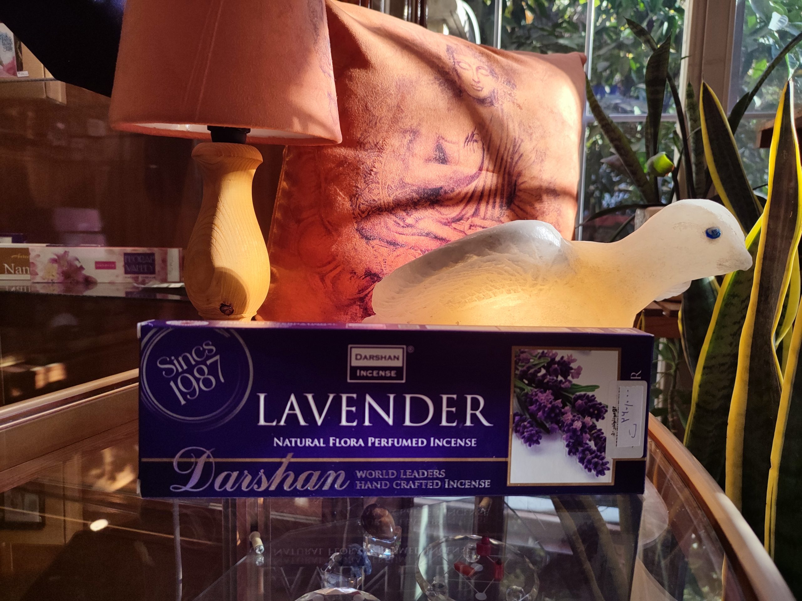 عود به پاکسازی محیط و پاک شدن انرژی منفی کمک می کند.