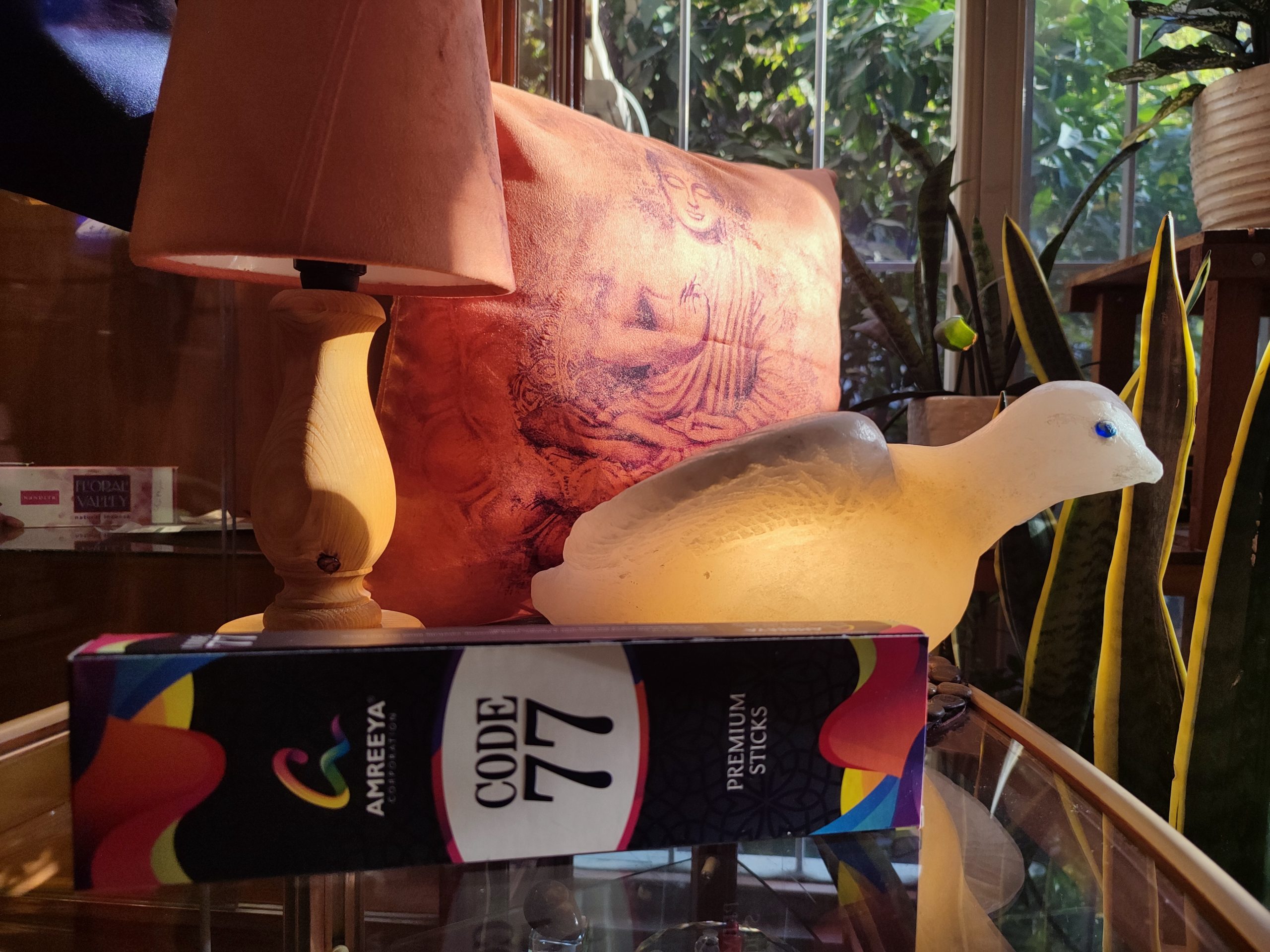 عود به پاکسازی انرژی محیط و دفع انرژی های منفی کمک می کند.